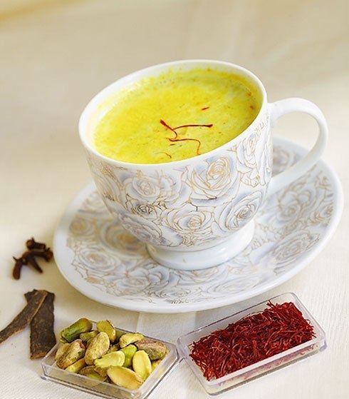 ГОРЯЧЕЕ МОЛОКО С ШАФРАНОМ И ФИСТАШКАМИ (Масала дудх) ГОРЯЧЕЕ МОЛОКО С ШАФРАНОМ И ФИСТАШКАМИ (Масала дудх)