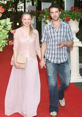 ИСТОРИЯ ОДНОЙ СЕМЬИ БЕЗ СЕКСА ДО СВАДЬБЫ Актеры Илья Любимов и Екатерина Вилкова. ИСТОРИЯ ОДНОЙ СЕМЬИ БЕЗ СЕКСА ДО СВАДЬБЫ Актеры Илья Любимов и Екатерина Вилкова.