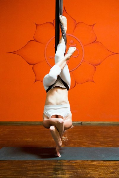 Кроме улучшения осанки, мы можем предположить, что исправляется кривизна ног... Кроме улучшения осанки, мы можем предположить, что исправляется кривизна ног...