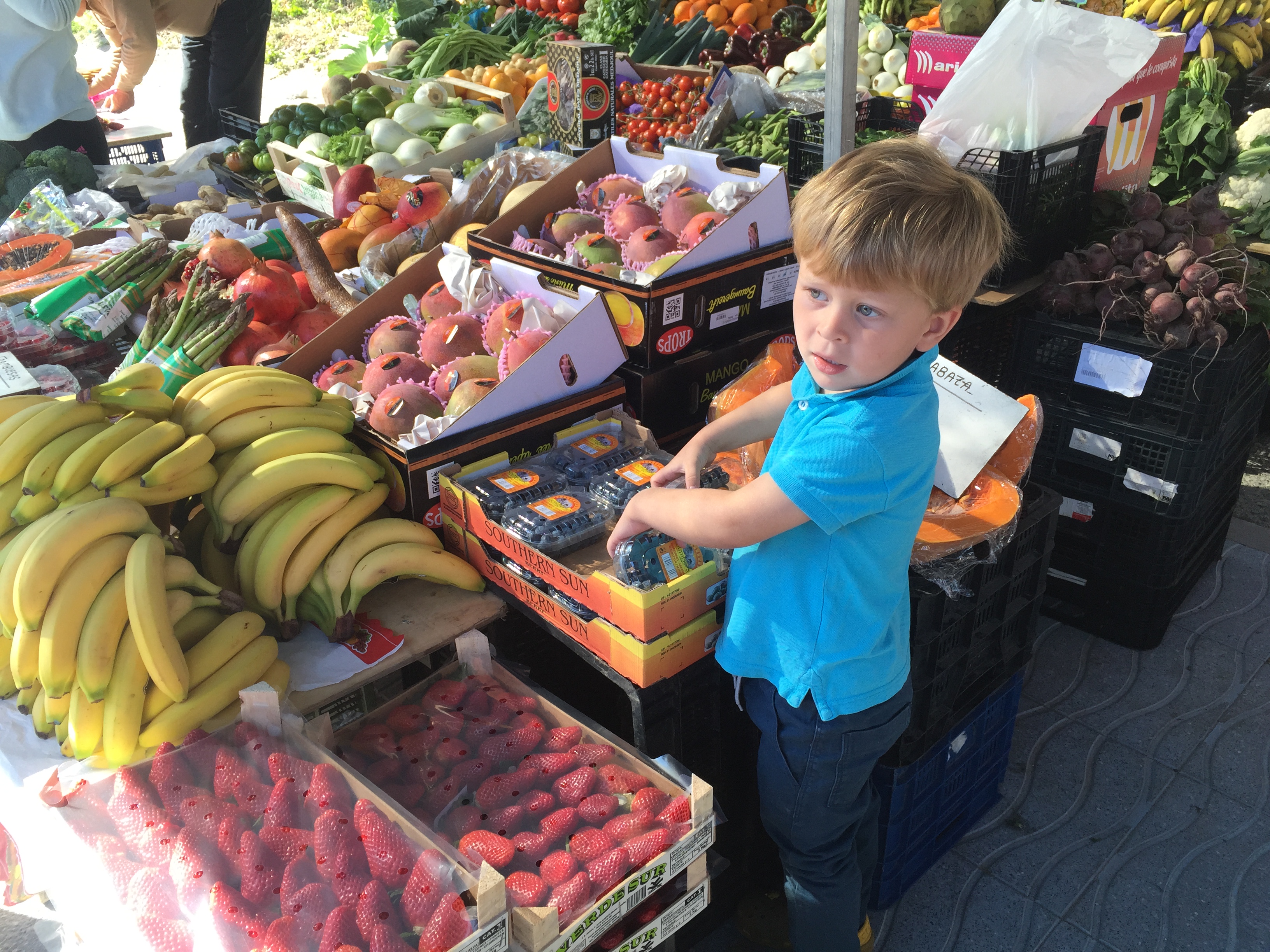 КАК ПРИУЧИТЬ ДЕТЕЙ К ЗДОРОВОМУ ПИТАНИЮ КАК ПРИУЧИТЬ ДЕТЕЙ К ЗДОРОВОМУ ПИТАНИЮ