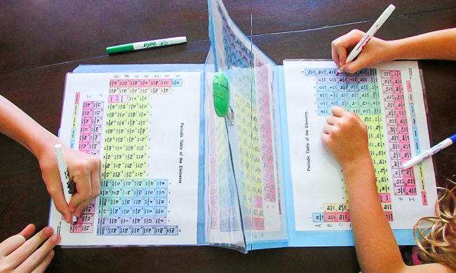 Мама устроила морской бой на таблице Менделеева, чтобы научить детей химии Мама устроила морской бой на таблице Менделеева, чтобы научить детей химии