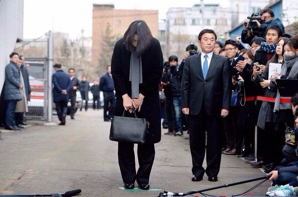 Девушка с опущенной головой дочь главы компании Korean Airlines Cho Hyun-а Девушка с опущенной головой дочь главы компании Korean Airlines Cho Hyun-а