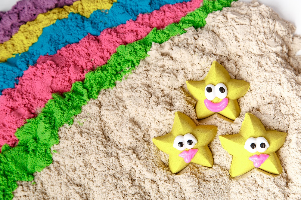 Самая лучшая игрушка для детей-это кучка песка! Самая лучшая игрушка для детей-это кучка песка!