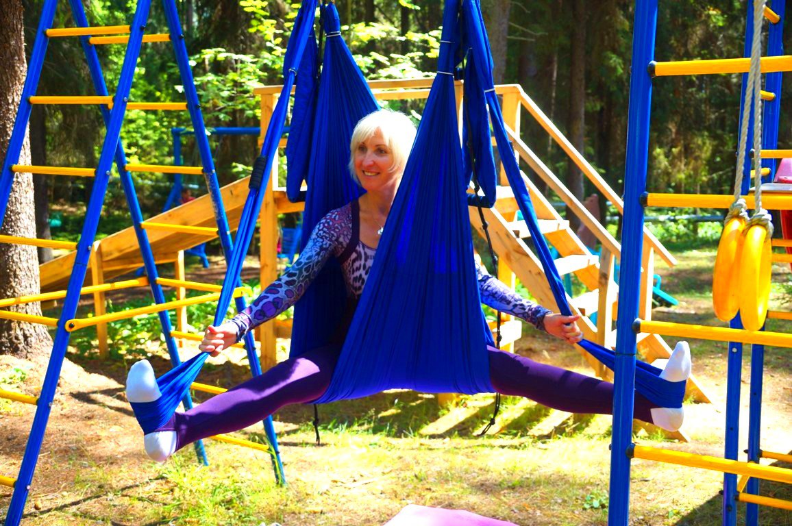 Растяжка для ног с помощью гамака Растяжка для ног с помощью гамака