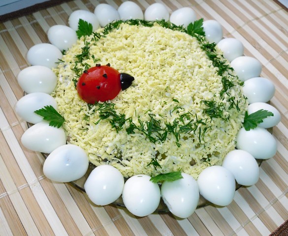 Салат с копченой курицей "Любит – не любит" Салат с копченой курицей "Любит – не любит"