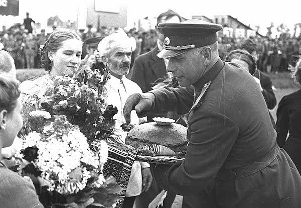 Почему хлеб должен быть с солью Почему хлеб должен быть с солью