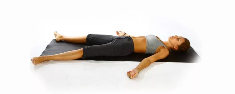 Как справиться с тревожностью с помощью одной детали в Шавасане Как справиться с тревожностью с помощью одной детали в Шавасане