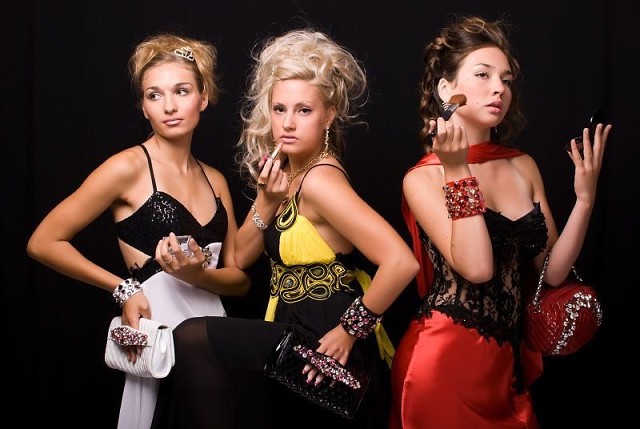 Сказка на новый, современный лад — Три девицы вечерком Сказка на новый, современный лад — Три девицы вечерком