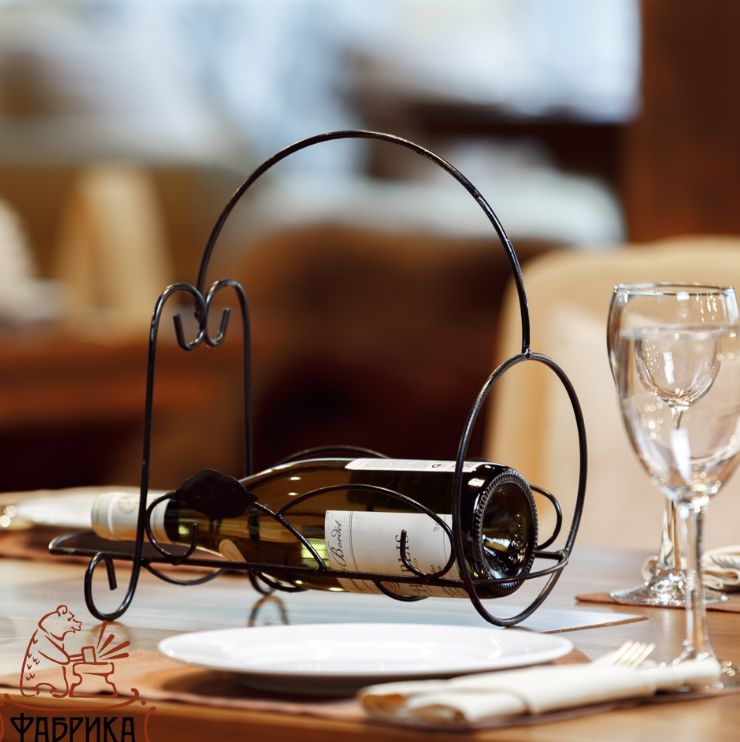 Кованые бутылочные подставки - украшение любого праздничного стола. Кованые бутылочные подставки - украшение любого праздничного стола.