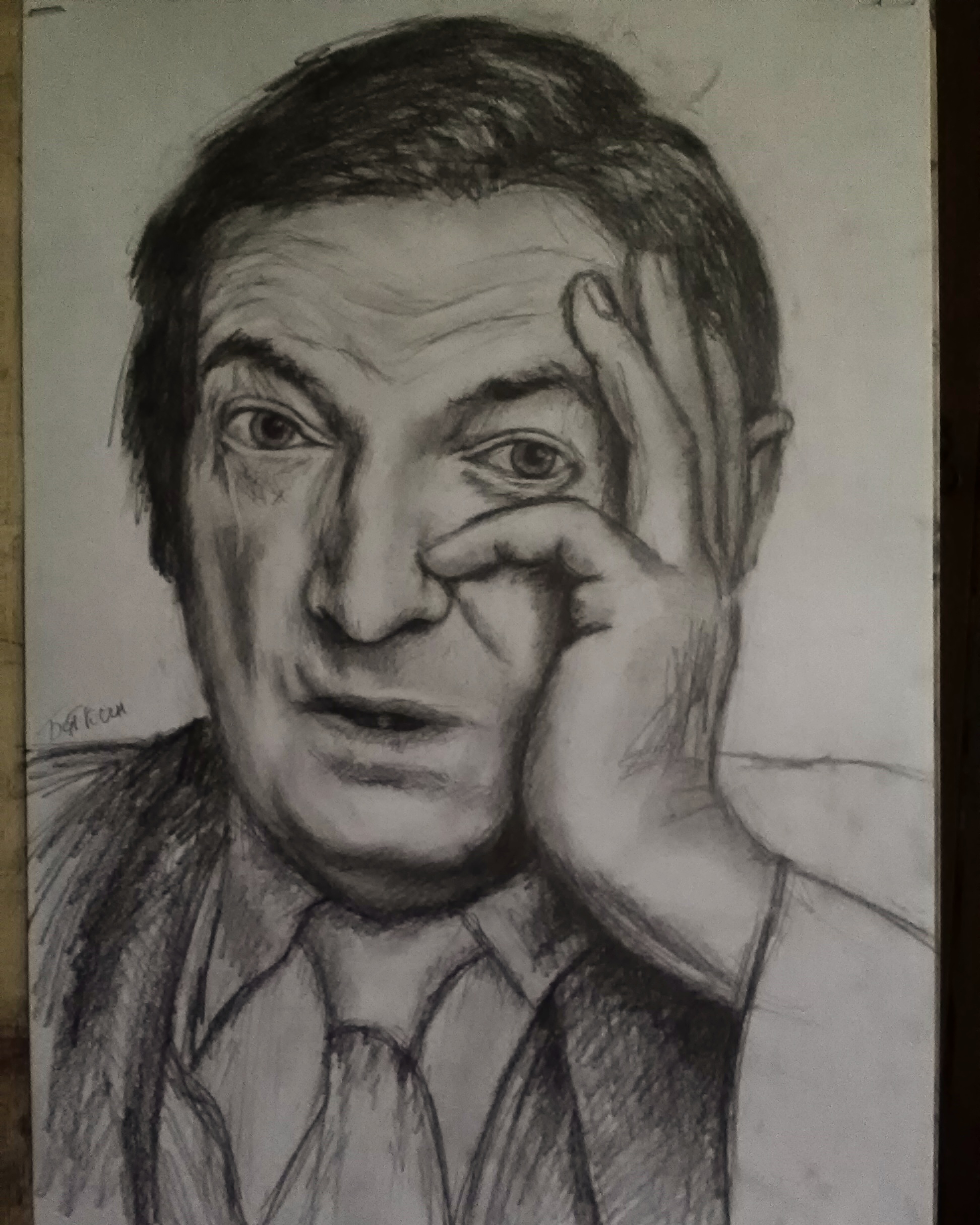 Портрет мужчины с руками. Портрет мужчины с руками.