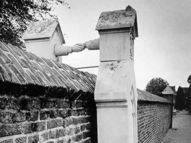 Могилы женщины-католички и ее мужа-протестанта, разделенные стеной. Голландия, 1888. Могилы женщины-католички и ее мужа-протестанта, разделенные стеной. Голландия, 1888.