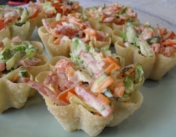 Тарталетки с корейской морковью и салями. Тарталетки с корейской морковью и салями.