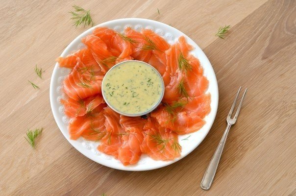Домашний гравлакс (засоленный лосось) с соусом из укропа и горчицы Домашний гравлакс (засоленный лосось) с соусом из укропа и горчицы