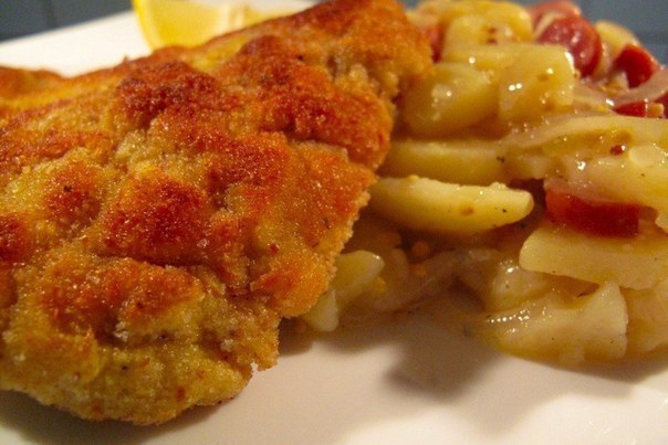 Венский шницель с картофельным салатом Венский шницель с картофельным салатом