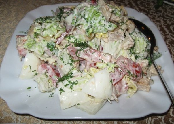 Салат с пекинской капустой, курицей и сухариками Салат с пекинской капустой, курицей и сухариками