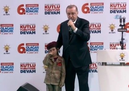 Эрдоган расстроил маленькую девочку, пожелав ей с честью пасть в бою. Эрдоган расстроил маленькую девочку, пожелав ей с честью пасть в бою.