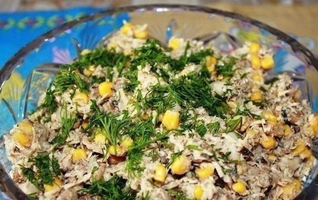 Салат из шпрот с сухариками Салат из шпрот с сухариками