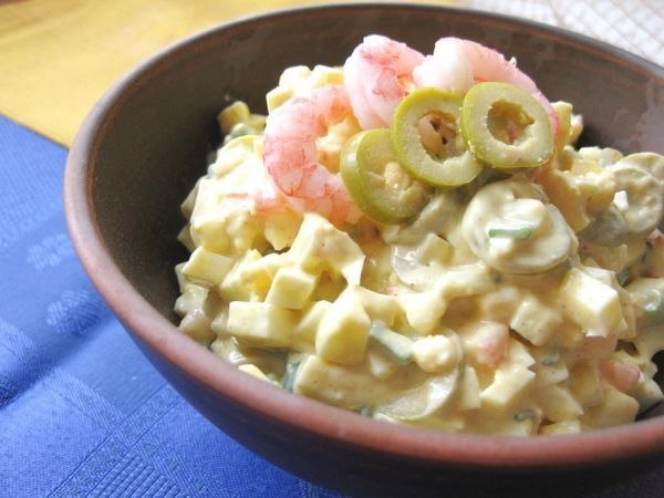 Яичный салат с креветками и оливками Яичный салат с креветками и оливками