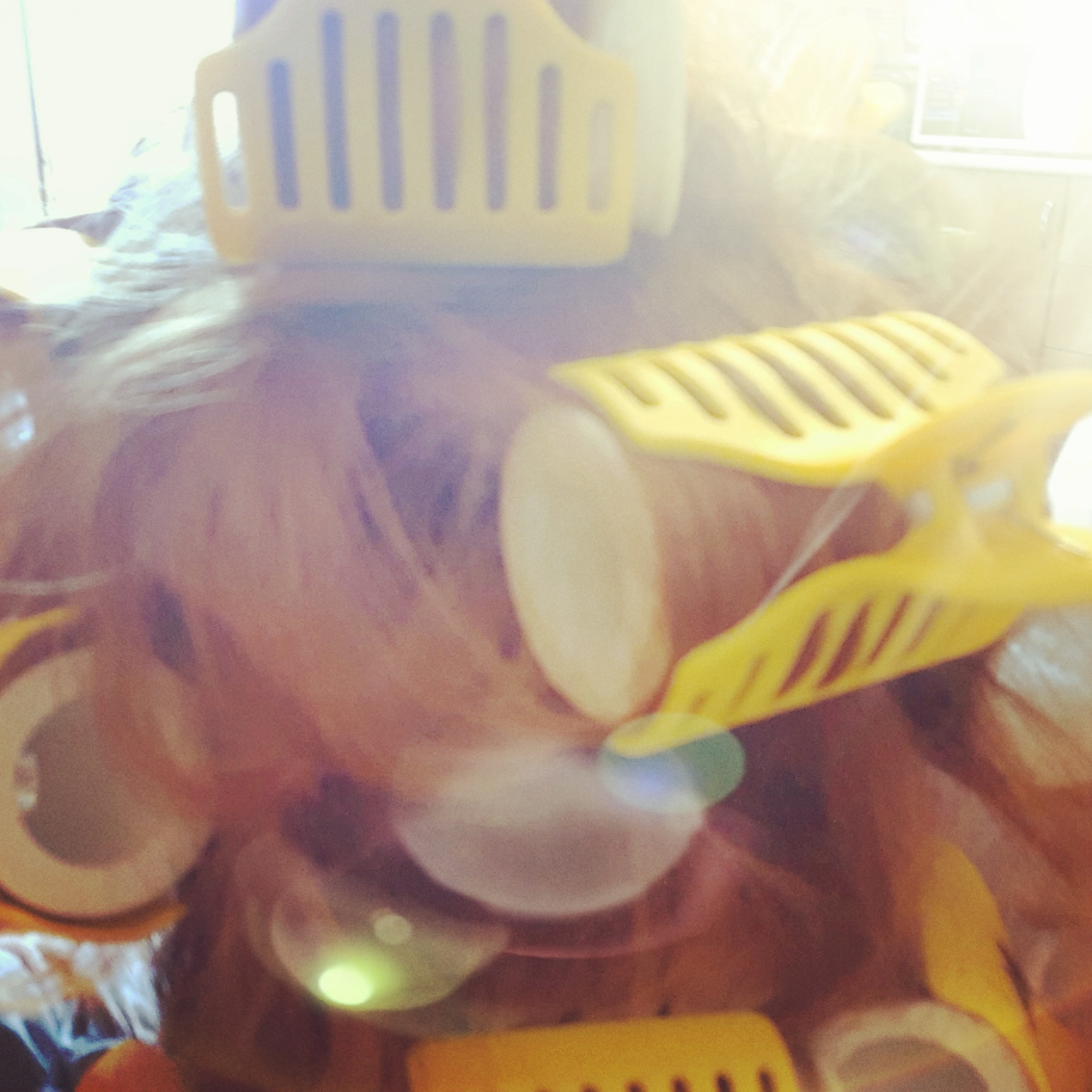 Накрутила бигуди - моя наивная попытка красиво уложить в голове свои растрёпанные мысли. Накрутила бигуди - моя наивная попытка красиво уложить в голове свои растрёпанные мысли.