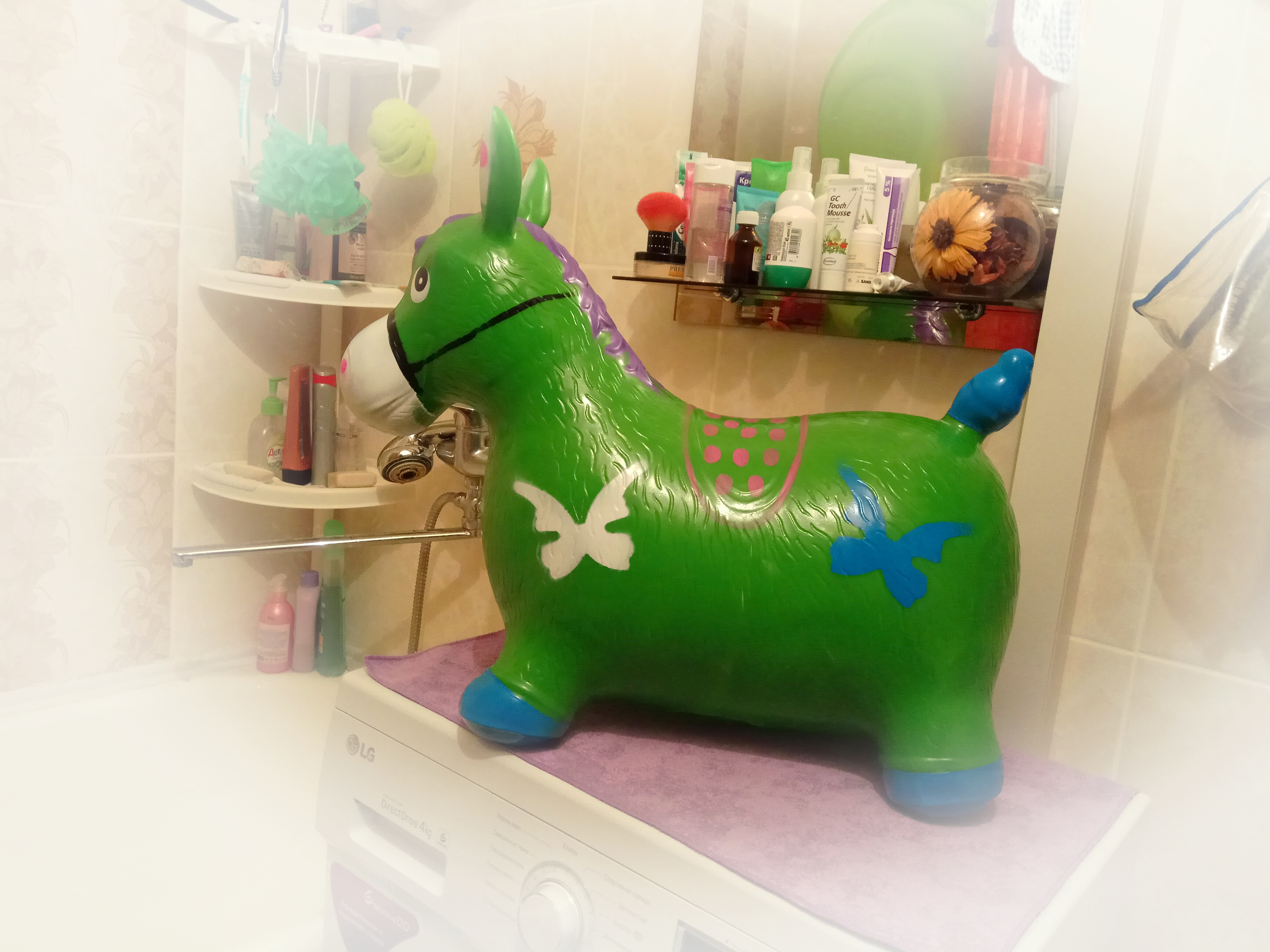 Я всегда знала, что в моей ванной 🛀 появятся уточки 🐧, лейки и ведёрки. Теперь у нас "живут" слоники🐘, рыбки🐠, селезень и... Знакомьтесь! Наш неформальный Буцефал 🐎 после купания! #егор Я всегда знала, что в моей ванной 🛀 появятся уточки 🐧, лейки и ведёрки. Теперь у нас "живут" слоники🐘, рыбки🐠, селезень и... Знакомьтесь! Наш неформальный Буцефал 🐎 после купания! #егор