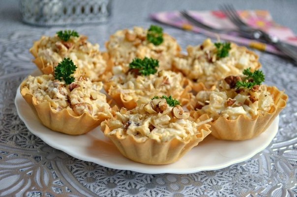 Салат с курицей и ананасом в тарталетках Салат с курицей и ананасом в тарталетках