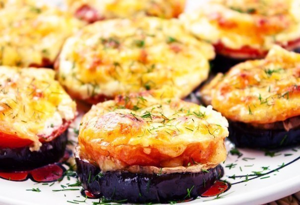 Баклажаны, запеченные с помидорами и грибами Баклажаны, запеченные с помидорами и грибами