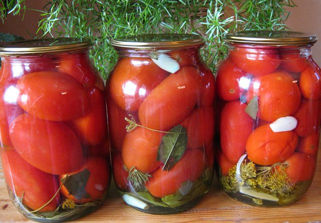 Маринованные помидоры на зиму - Пальчики оближешь Маринованные помидоры на зиму - Пальчики оближешь