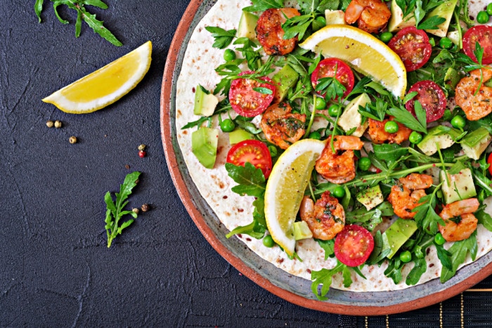 САЛАТ С ЖАРЕНЫМИ КРЕВЕТКАМИ И АВОКАДО САЛАТ С ЖАРЕНЫМИ КРЕВЕТКАМИ И АВОКАДО