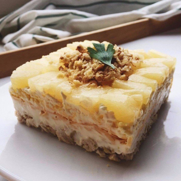 Cалат с курицей и ананасами. Cалат с курицей и ананасами.