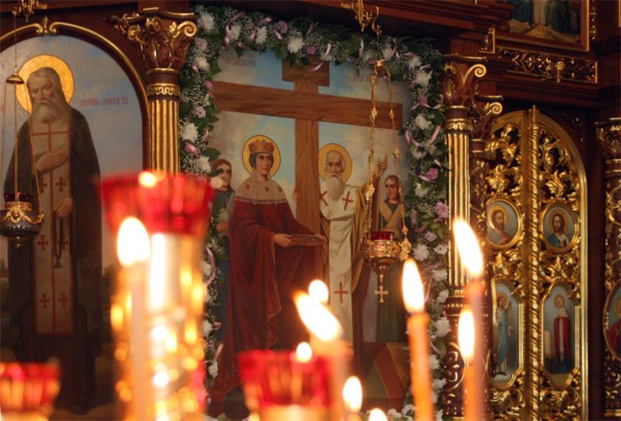 Тропарь предпразднства Воздвижения. Глас 4 : Животворящий Крест Твоея благости, Егоже даровал еси нам недостойным Господи, Тебе приносим в молитву, спаси люди и град Твой молящийся, Богородицею, Едине Человеколюбче. Тропарь предпразднства Воздвижения. Глас 4 : Животворящий Крест Твоея благости, Егоже даровал еси нам недостойным Господи, Тебе приносим в молитву, спаси люди и град Твой молящийся, Богородицею, Едине Человеколюбче.