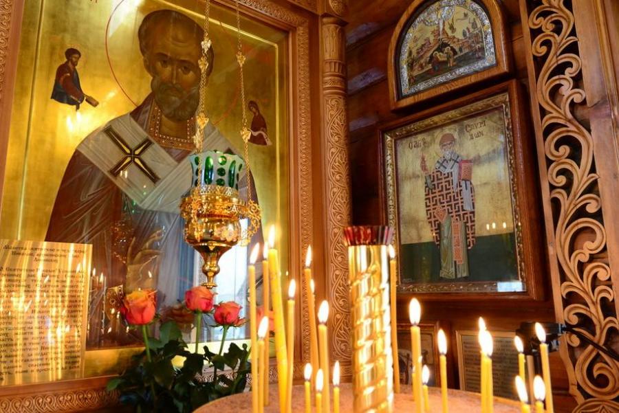 "О пресвятый и пречудный отче Николае, утешение всех скорбящих, нынешнее наше приими приношение и от геенны избавитися нам Господа умоли богоприятным твоим ходатайством, да с тобою воспеваем: Аллилуиа." "О пресвятый и пречудный отче Николае, утешение всех скорбящих, нынешнее наше приими приношение и от геенны избавитися нам Господа умоли богоприятным твоим ходатайством, да с тобою воспеваем: Аллилуиа."