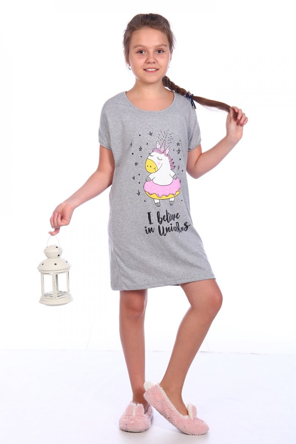 Уютная свободная сорочка с изображением единорожка замечательно впишется в гардероб маленьких модниц. Уютная свободная сорочка с изображением единорожка замечательно впишется в гардероб маленьких модниц.