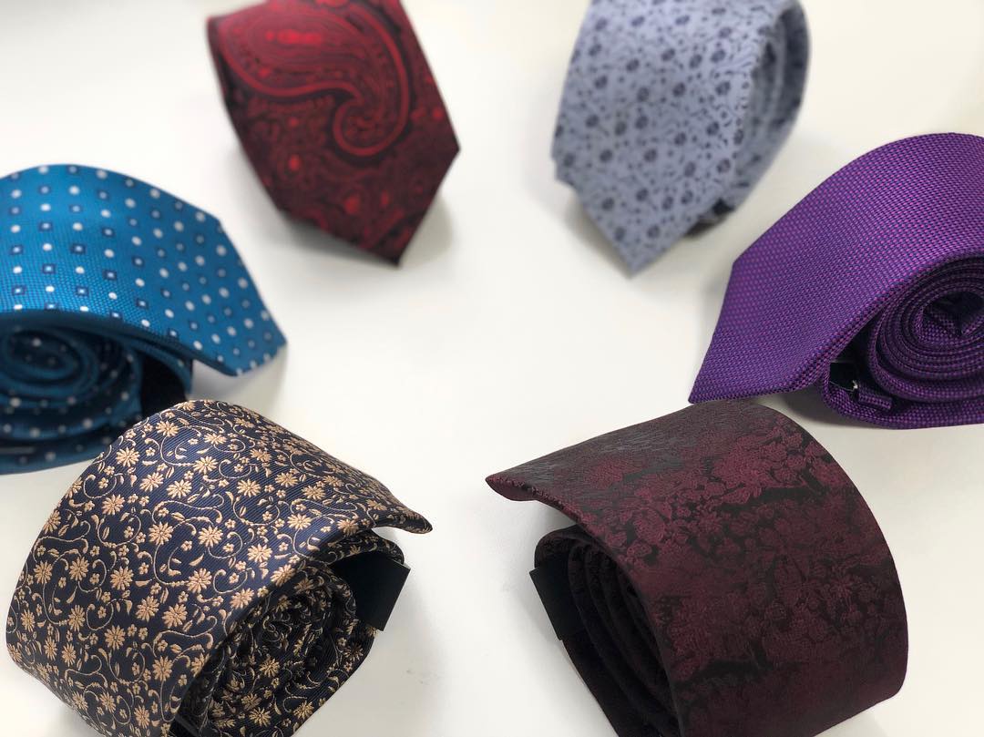 Галстук, пожалуй, самый распространённый аксессуар мужского гардероба. Галстук подчёркивает стиль человека, который его носит, сохраняя консервативность, но добавляет ему элемент вольности и свободы Галстук, пожалуй, самый распространённый аксессуар мужского гардероба. Галстук подчёркивает стиль человека, который его носит, сохраняя консервативность, но добавляет ему элемент вольности и свободы