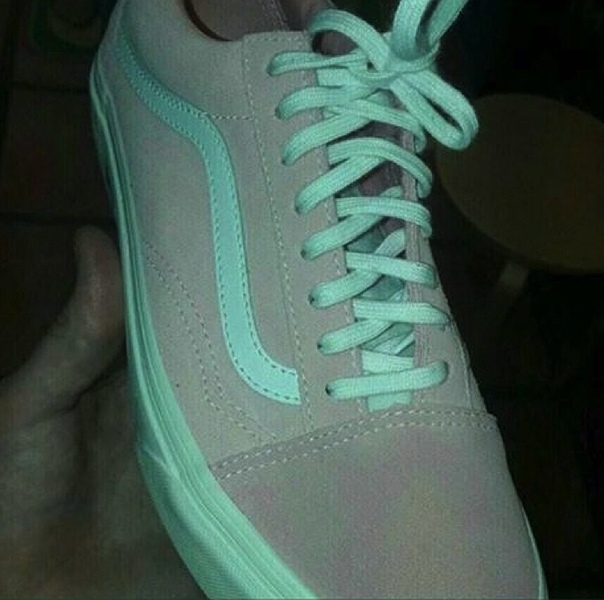 Новая оптическая иллюзия подъехала! Какого цвета кроссовок: розово-белый или серо-мятный? Новая оптическая иллюзия подъехала! Какого цвета кроссовок: розово-белый или серо-мятный?