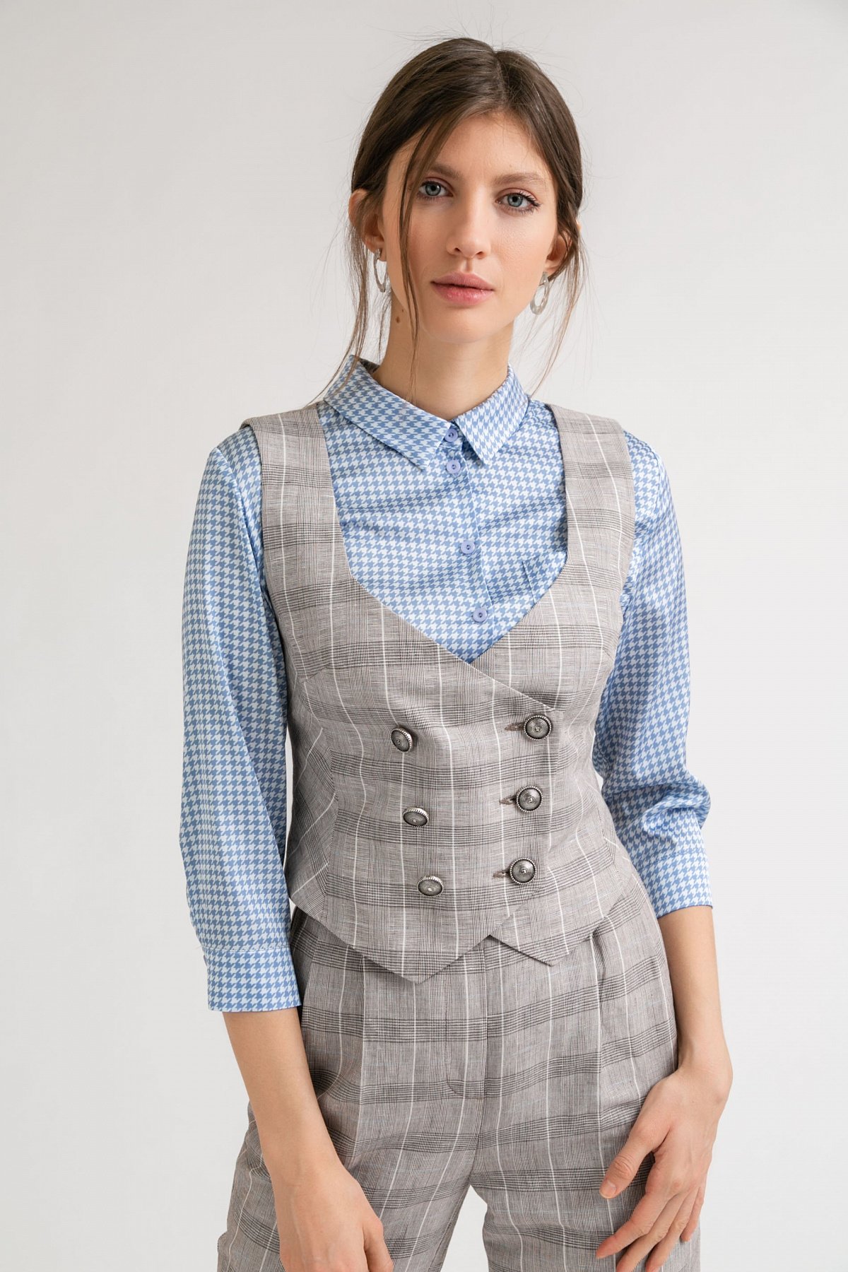 РАСПРОДАЖА! Двубортная жилетка в клетку за 790 рублей (вместо: 2190 руб., цена в розницу 5090 руб.) Размеры: 42-50 РАСПРОДАЖА! Двубортная жилетка в клетку за 790 рублей (вместо: 2190 руб., цена в розницу 5090 руб.) Размеры: 42-50