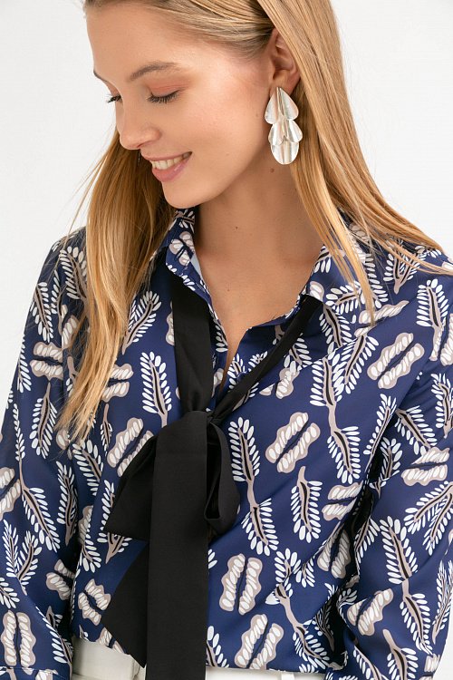 Чтобы создать интересный образ, добавляем блузку глубокого синего цвета с крупным узором и необычным акцентом в качестве банта. Чтобы создать интересный образ, добавляем блузку глубокого синего цвета с крупным узором и необычным акцентом в качестве банта.