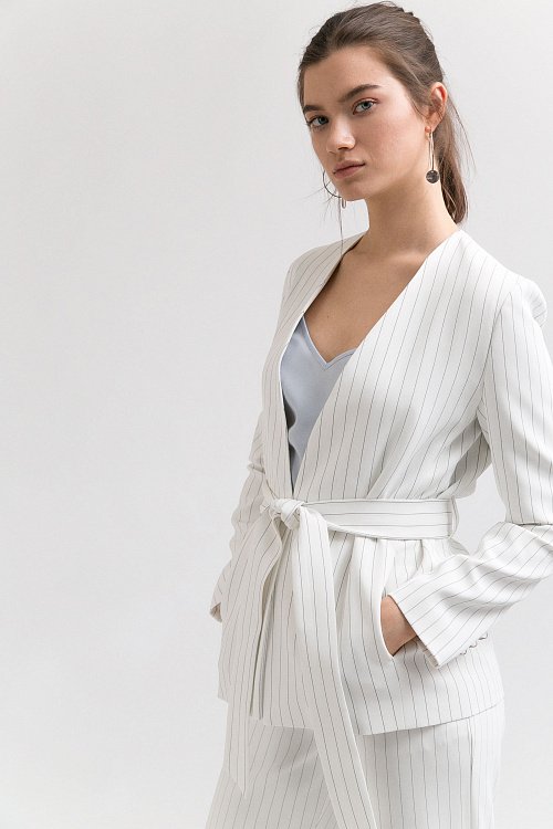 Жакет молочного цвета, в тонкую полоску, подпоясан легким ремешком. Мы говорим «Да» обилию светлых вещей в летнем гардеробе. Жакет молочного цвета, в тонкую полоску, подпоясан легким ремешком. Мы говорим «Да» обилию светлых вещей в летнем гардеробе.