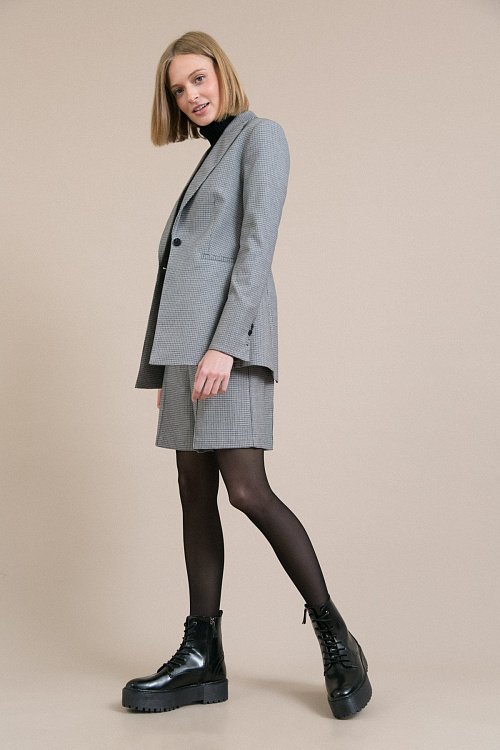 Любимая классика на спортивный лад - один из любимых трендов текущего лета. Жакет и шорты серого цвета в «гусиную лапку» сочетаются как с тонкими босоножками, так и с массивными кроссовками. А вы уже обрели любимый комплект на сезон? Любимая классика на спортивный лад - один из любимых трендов текущего лета. Жакет и шорты серого цвета в «гусиную лапку» сочетаются как с тонкими босоножками, так и с массивными кроссовками. А вы уже обрели любимый комплект на сезон?