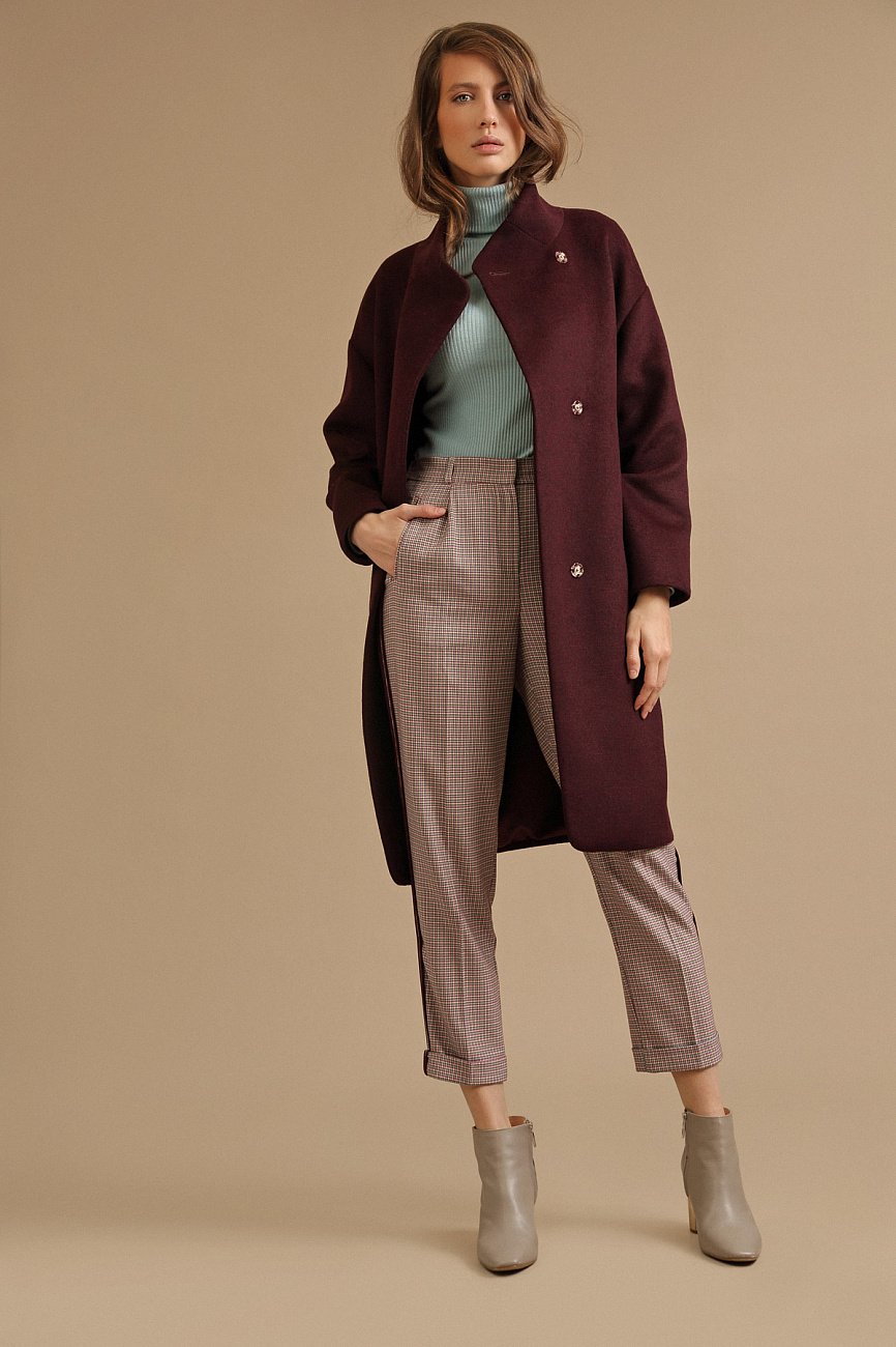 Стильные и многофункциональные брюки с лампасами. Добавьте эффектных классических деталей, и у вас готов "неспортивный look" Стильные и многофункциональные брюки с лампасами. Добавьте эффектных классических деталей, и у вас готов "неспортивный look"