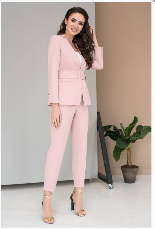 Чтобы блистать повод не нужен! Присмотритесь к Брючному костюму-тройке URS 19-127! Интересная деталь - широкий пояс - его можно носить как с брюками так и поверх жакета Чтобы блистать повод не нужен! Присмотритесь к Брючному костюму-тройке URS 19-127! Интересная деталь - широкий пояс - его можно носить как с брюками так и поверх жакета