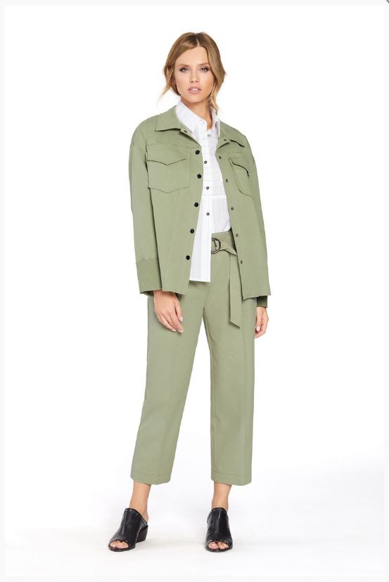 Стильный джинсовый комплект-двойка, состоящий из легкой куртки покроя оверсайз с необработанным краем и прямых укороченных брюк из новой коллекции PIRS Стильный джинсовый комплект-двойка, состоящий из легкой куртки покроя оверсайз с необработанным краем и прямых укороченных брюк из новой коллекции PIRS