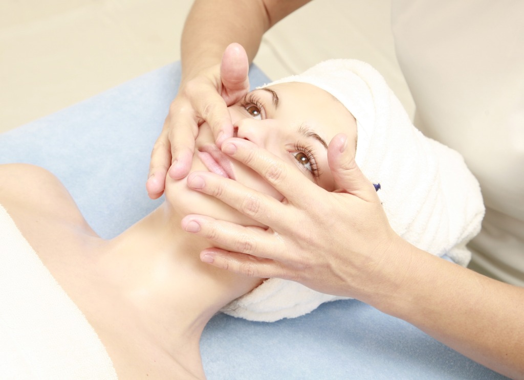 Омолаживающий массаж лица. Омолаживающий массаж лица.