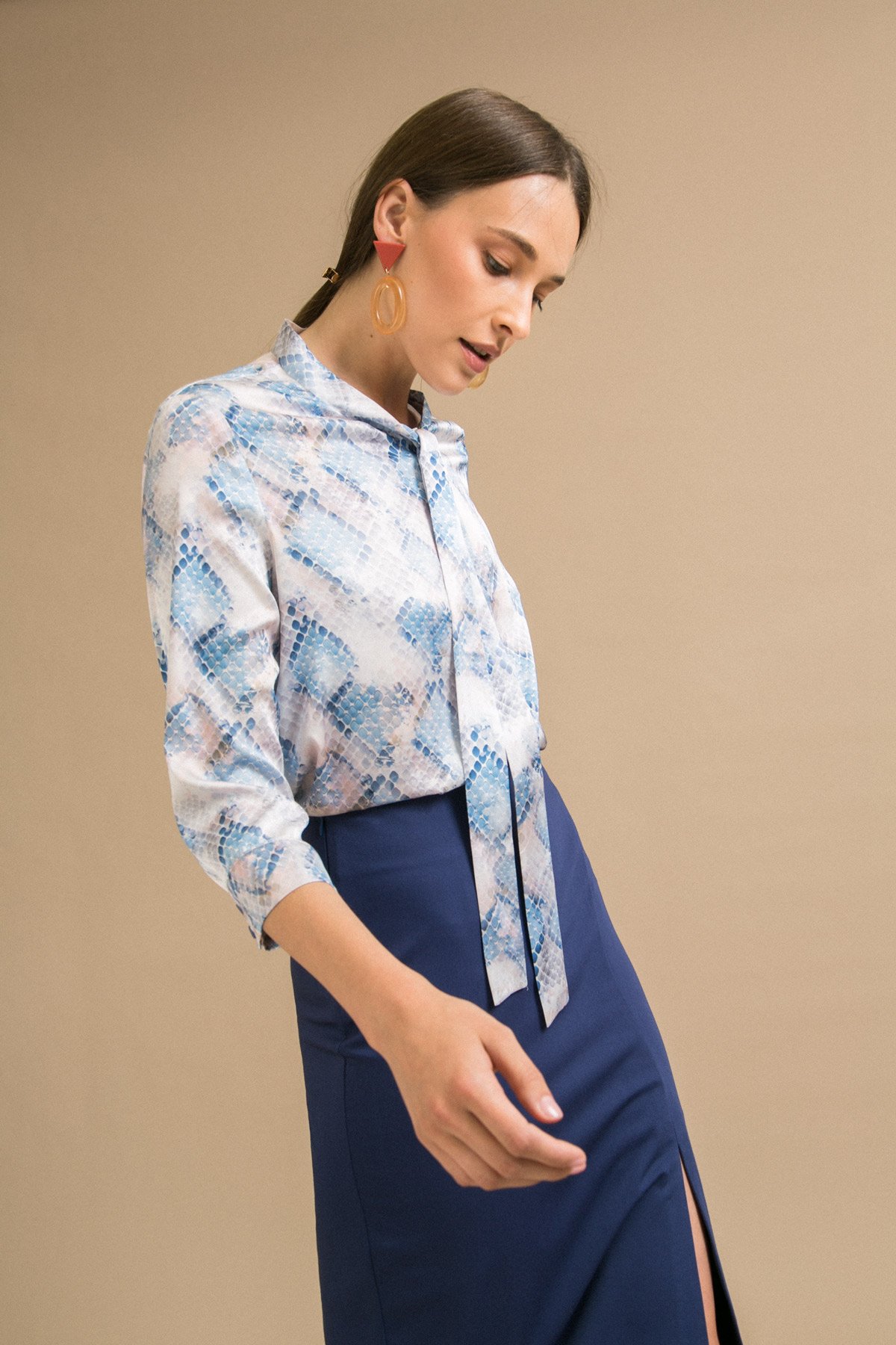 РАСПРОДАЖА! Блузка с бантом "змеиный" принт за 990 рублей (вместо: 1890 руб., цена в интернет-магазине 5290!) Размеры: 46-50 РАСПРОДАЖА! Блузка с бантом "змеиный" принт за 990 рублей (вместо: 1890 руб., цена в интернет-магазине 5290!) Размеры: 46-50