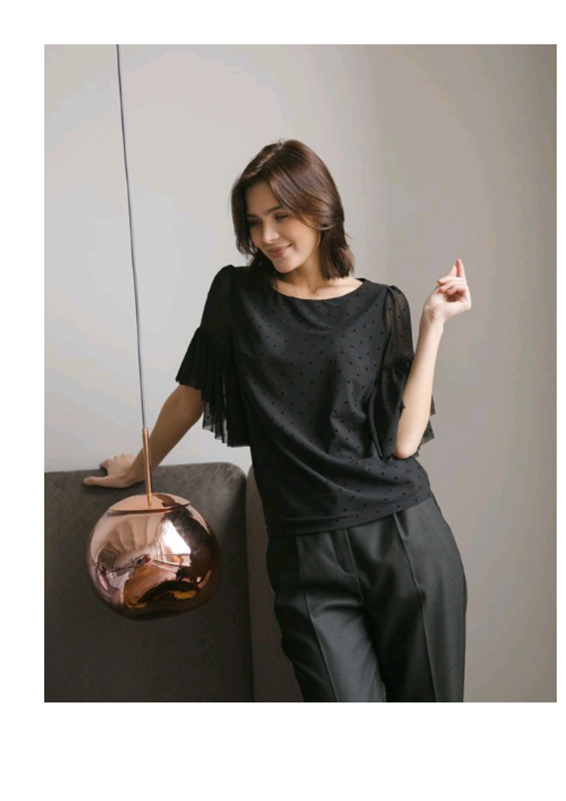 Как сделать офисный образ менее строгим? К брюкам добавляем блузку с рюшами и образ сразу преображается. Как сделать офисный образ менее строгим? К брюкам добавляем блузку с рюшами и образ сразу преображается.