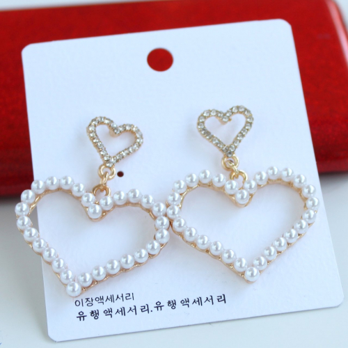 Модные серьги Dolce Оптовая цена: 135 р Модные серьги Dolce Оптовая цена: 135 р