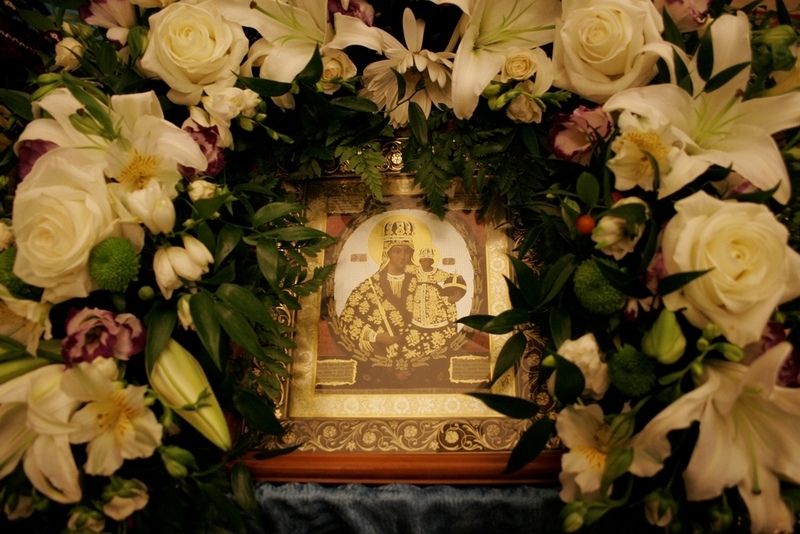 Трубчевская икона Божией Матери - - одна из великих святынь России. Эта икона, хранящаяся в Наровчатской Троице-Скановой обители, вошла в список чудотворных икон Русской Церкви. Празднество ее совершается 16 октября Трубчевская икона Божией Матери - - одна из великих святынь России. Эта икона, хранящаяся в Наровчатской Троице-Скановой обители, вошла в список чудотворных икон Русской Церкви. Празднество ее совершается 16 октября