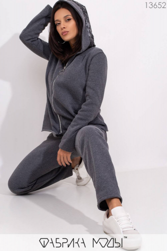Теплый костюм с кружевными элементами: худи на молнии с капюшоном на молнии, брюки низкой посадки на резинке с кулиской без манжет 13652 Оптовая цена: 1720 р Теплый костюм с кружевными элементами: худи на молнии с капюшоном на молнии, брюки низкой посадки на резинке с кулиской без манжет 13652 Оптовая цена: 1720 р