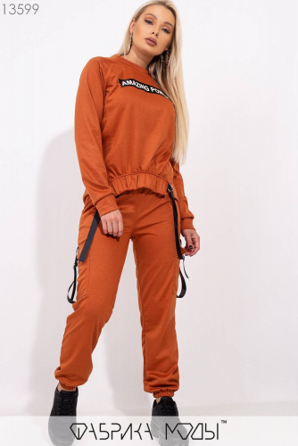 Спортивный костюм: свитшот ассиметричного кроя с резинкой спереди по подолу и джогерами с накладными карманами на манжетах 13599 Оптовая цена: 1600 р Спортивный костюм: свитшот ассиметричного кроя с резинкой спереди по подолу и джогерами с накладными карманами на манжетах 13599 Оптовая цена: 1600 р