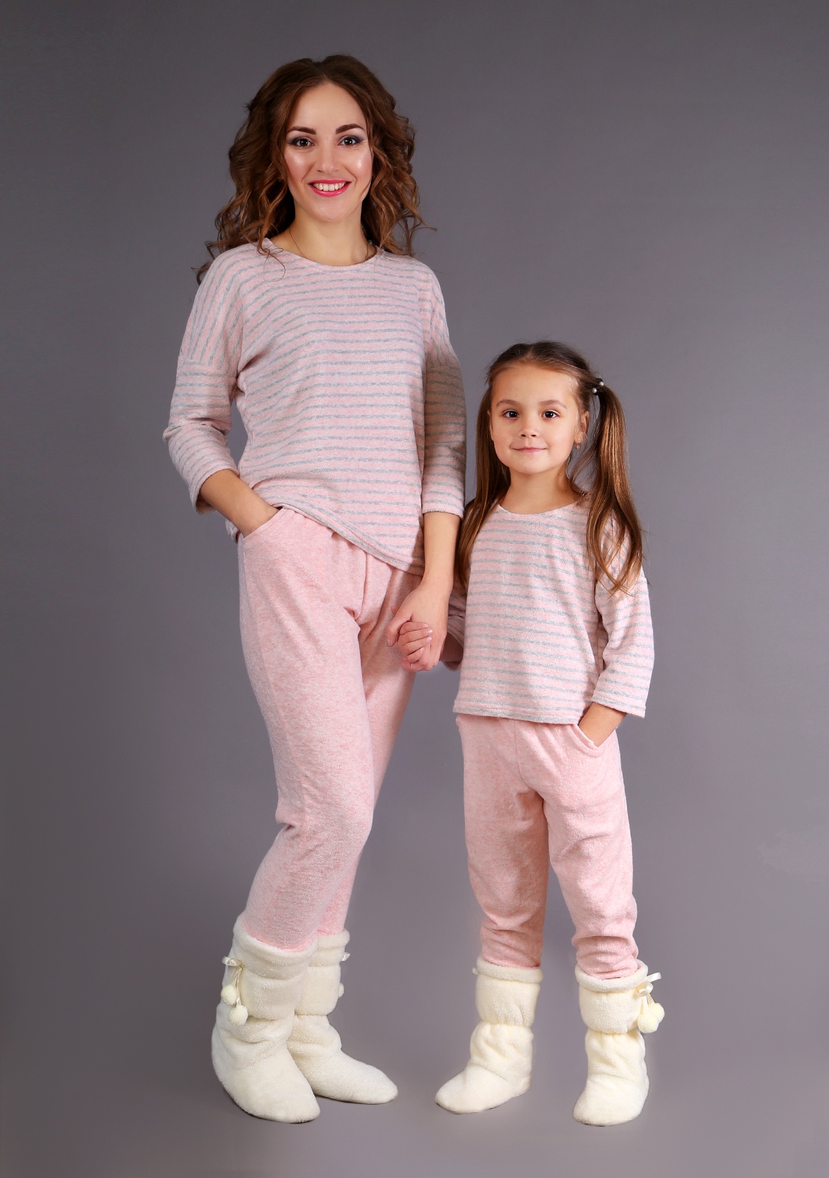 Фэмили лук! Махровые домашние костюмы для мамы и дочки! В состав костюма входит - кофта с подшитой горловиной, брюки оформленные внизу штанины манжетом и двумя карманами. Фэмили лук! Махровые домашние костюмы для мамы и дочки! В состав костюма входит - кофта с подшитой горловиной, брюки оформленные внизу штанины манжетом и двумя карманами.