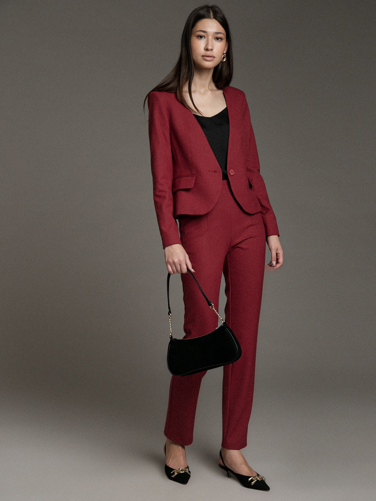 Насыщенный бордовый костюм скрасит скучные офисные будни. Насыщенный бордовый костюм скрасит скучные офисные будни.
